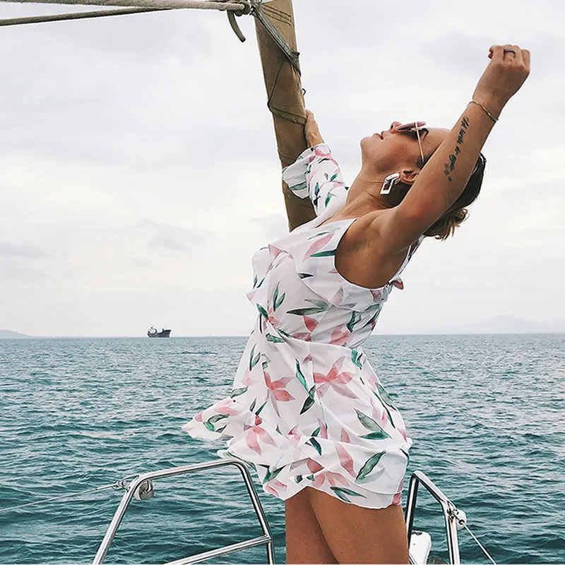 Женское платье на одно плечо с оборками и цветочным принтом глубоким v-образным