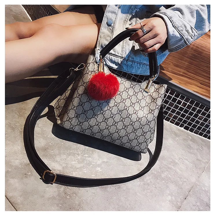 Wide shoulder strap bucket bag portable handbag 2019 new female Korean version of the autumn wild print Messenger |