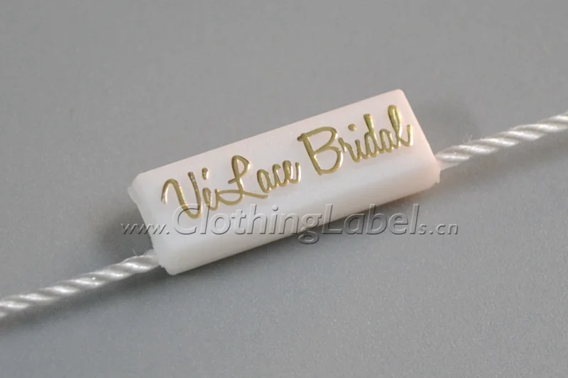 Веревка для бирки пластиковый уплотнитель белый фон с золотым логотипом
