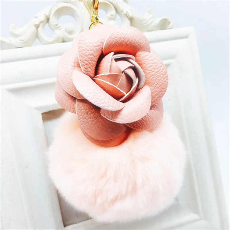 Красивый кожаный брелок для ключей с цветами и помпоном из кроличьего меха |