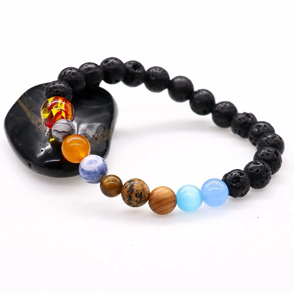 Браслет на запястье с бусинами из натурального камня в виде Вселенной Галактики