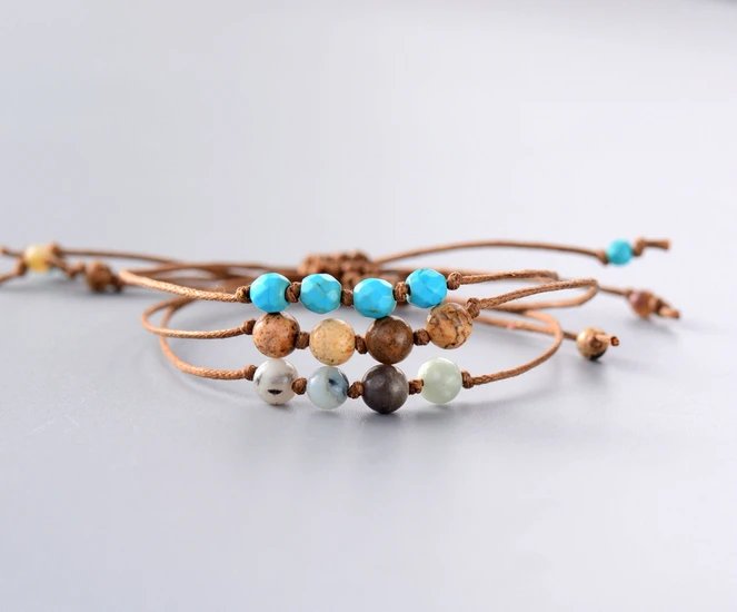 Простой браслет с камнями и бусинами дружбы в стиле бохо регулируемый узелком