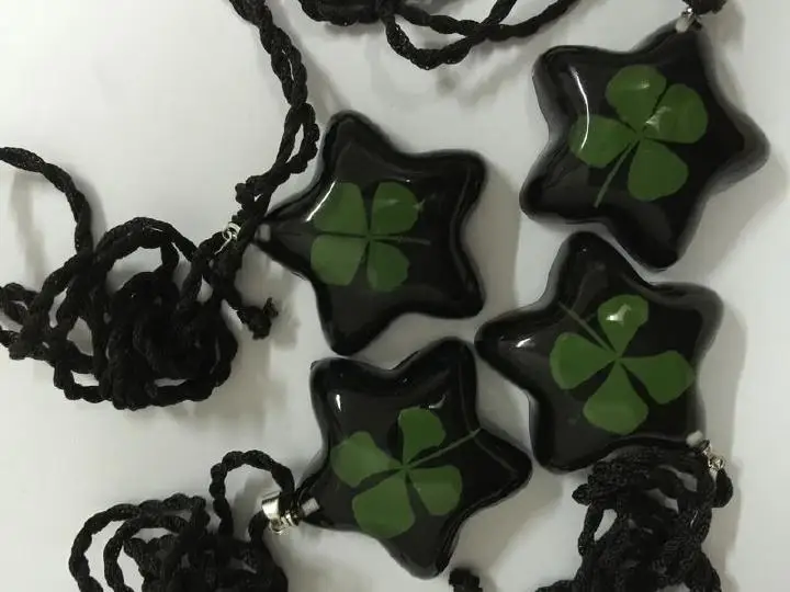 

15 pcs star style real dried four leaf clover black color pendant