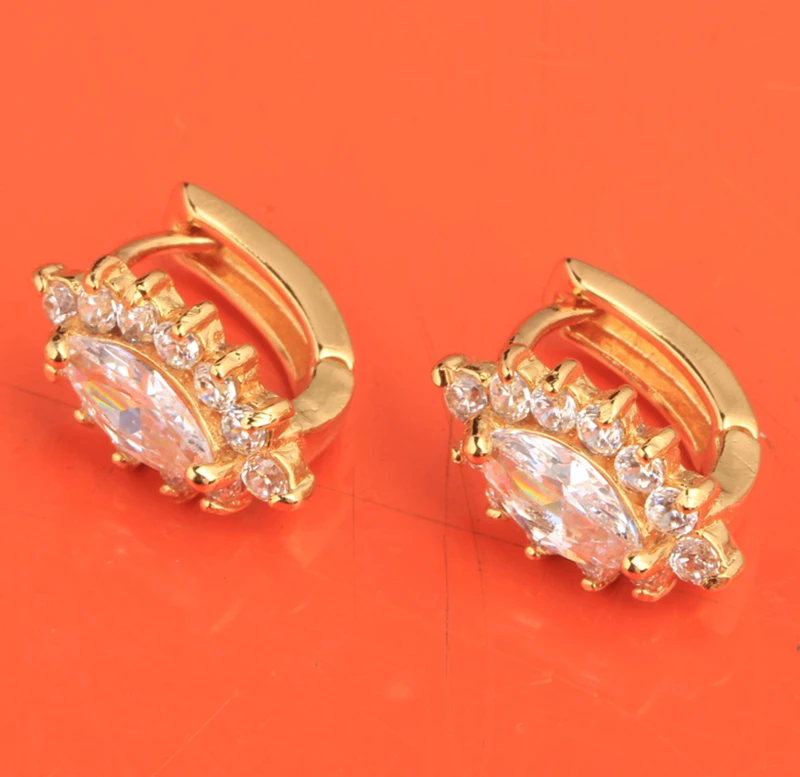 Харизматические серьги-кольца Huggie с белым цирконом и золотым наполнителем S5035 |