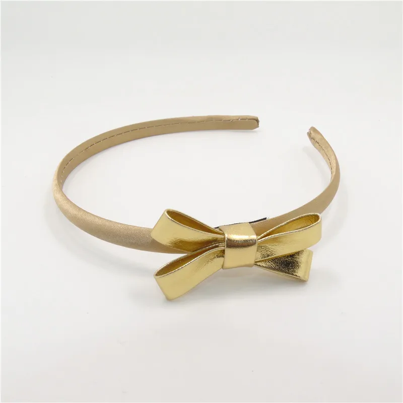 Повязка на голову из искусственной кожи с бантом золотистая/серебристая |