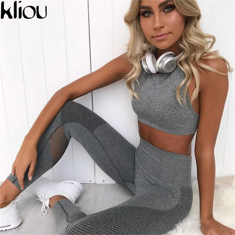Женский эластичный облегающий комплект из 2 предметов укороченный топ с разрезом на спине и длинные леггинсы штаны костюм с прозрачными вставками - Цвет: Серый