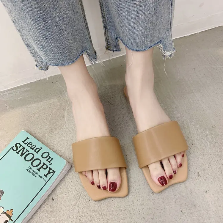 Новые модные летние сандалии и шлепанцы пляжные ярких цветов на плоской подошве