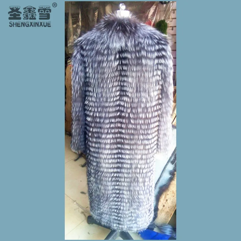 Осенне зимнее роскошное пальто с натуральным мехом лисы красного и серебристого