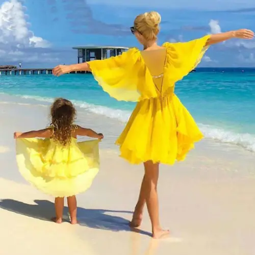 Повседневное мини платье с открытыми плечами для мамы и дочки одинаковая летняя