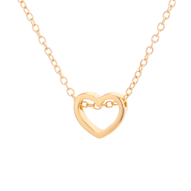 Простое дизайнерское ожерелье с милыми маленькими искусственными сердечками