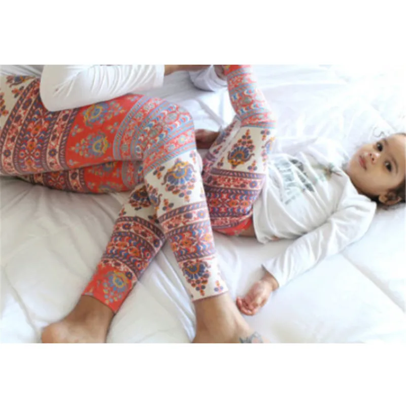 Одинаковые комплекты для семьи штаны мамы и дочки 2017 леггинсы с принтом модная