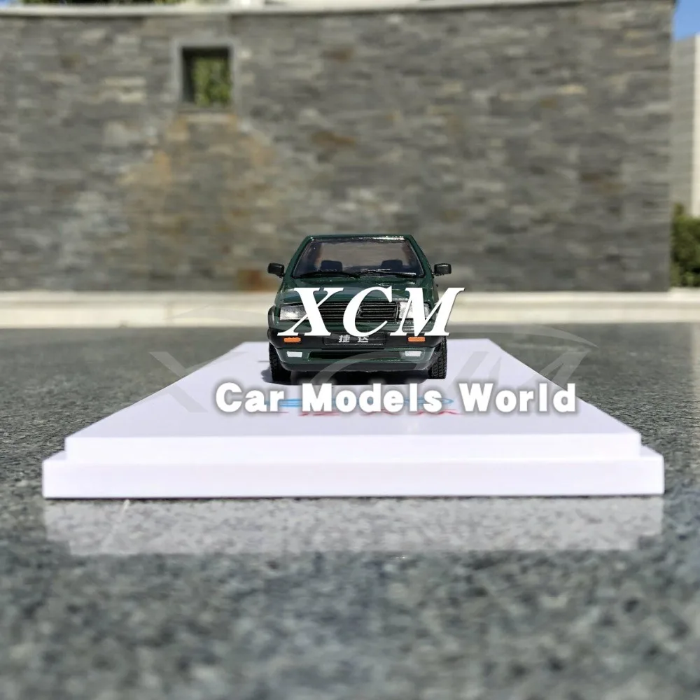 Литая модель автомобиля для старой Jetta (зеленая) 1:43 ничего не открывается +