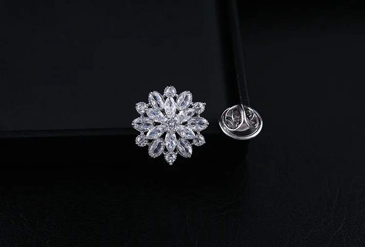 CINDY XIANG Cubic Zirconia Flower Brooches For Women And Men Unisex Wedding Coat Pin Copper Material Fashion Jewelry New Arrival