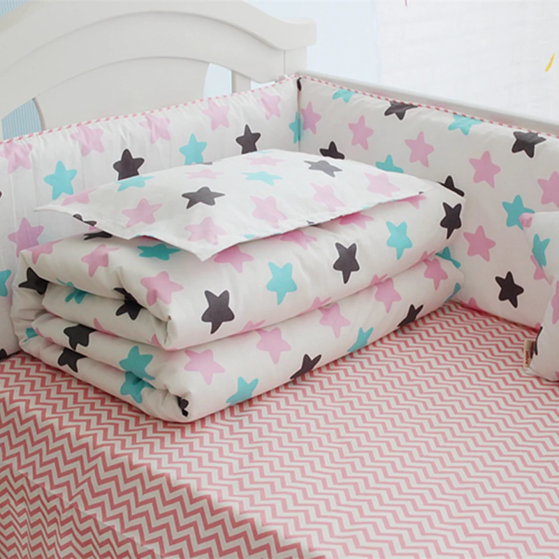 Набор постельных принадлежностей для детской кроватки с рисунком маленькой