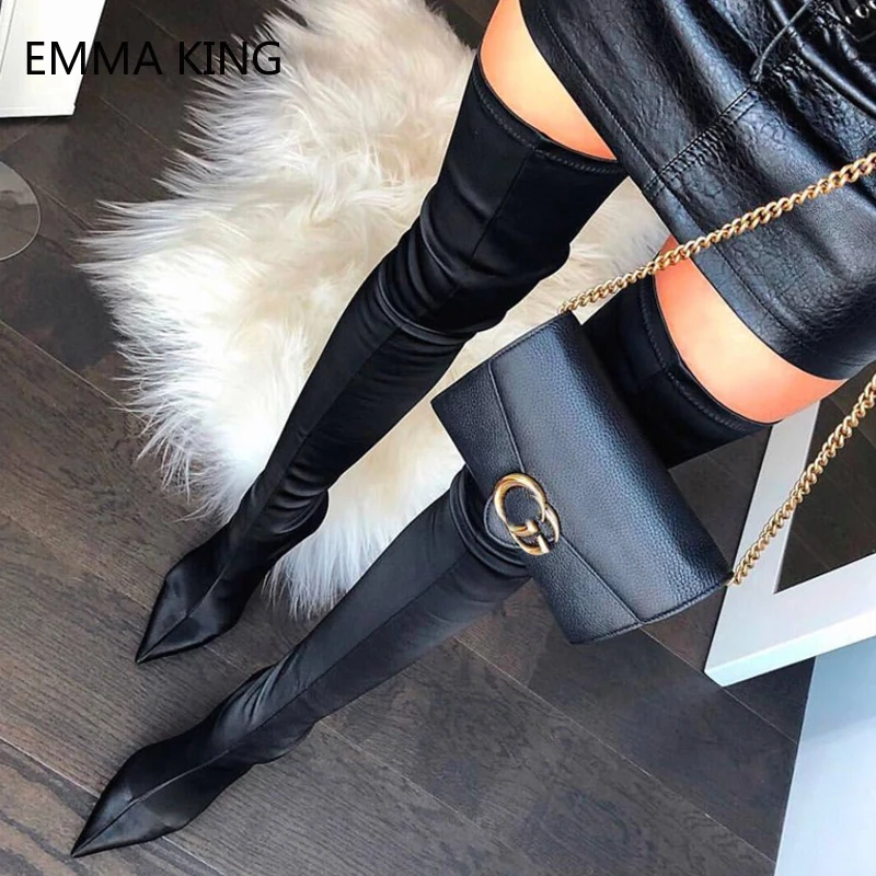 Черные растягивающиеся зимние сапоги женские кожаные до бедра пикантные на