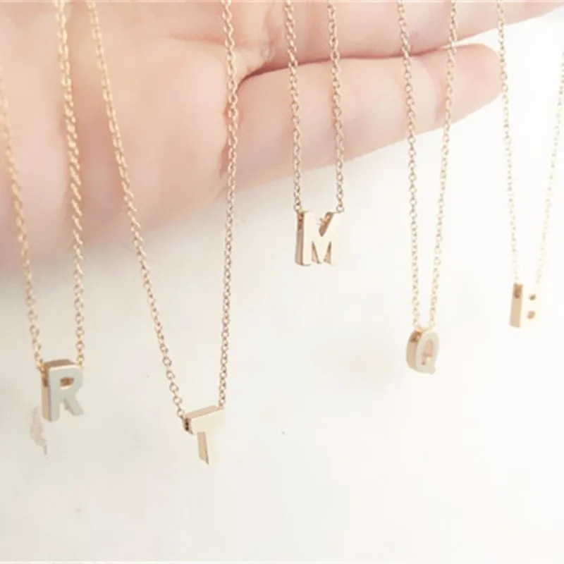 Маленькое ожерелье с золотыми инициалами буквами и подвеска именем для женщин