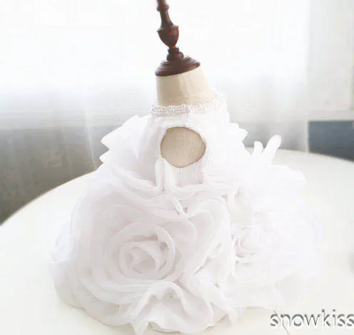 Красивое платье на крестины с оборками белого цвета и слоновой кости для девочек