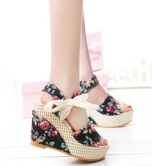 Модные женские босоножки с цветочным принтом летние на танкетке кружевные