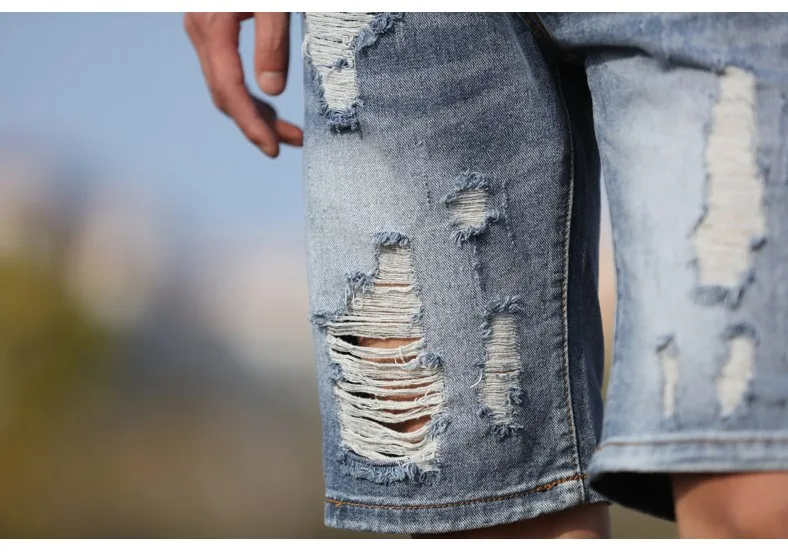 Мужские джинсовые шорты светло-голубого цвета с рваными дырками повседневные