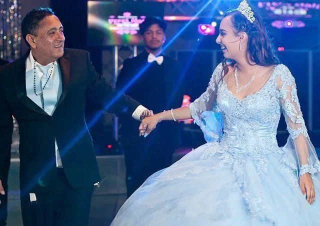 Бальное платье принцессы платья для Quinceanera с расклешенными длинными рукавами