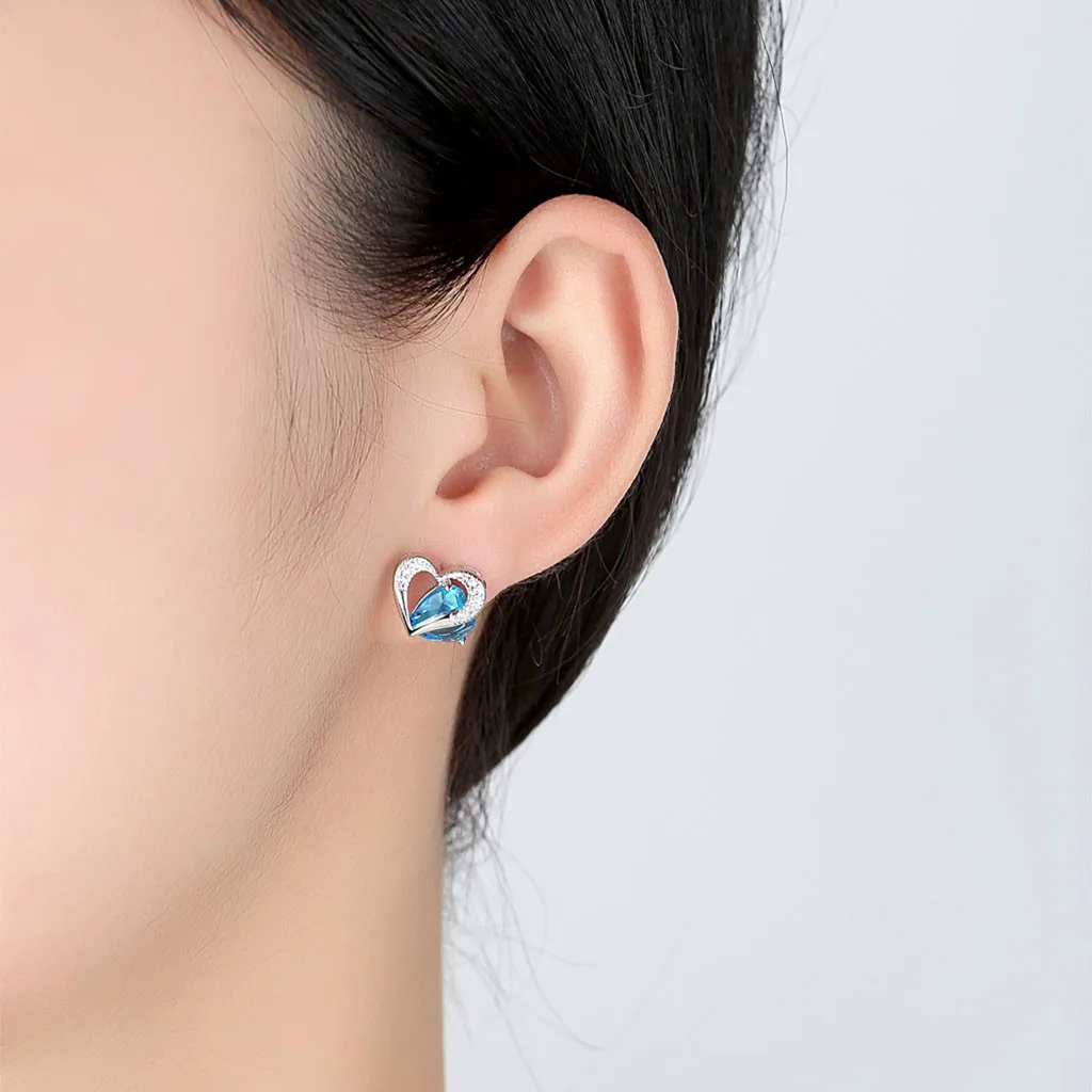 Женские серьги гвоздики с голубым сердцем из белого золота ювелирные изделия