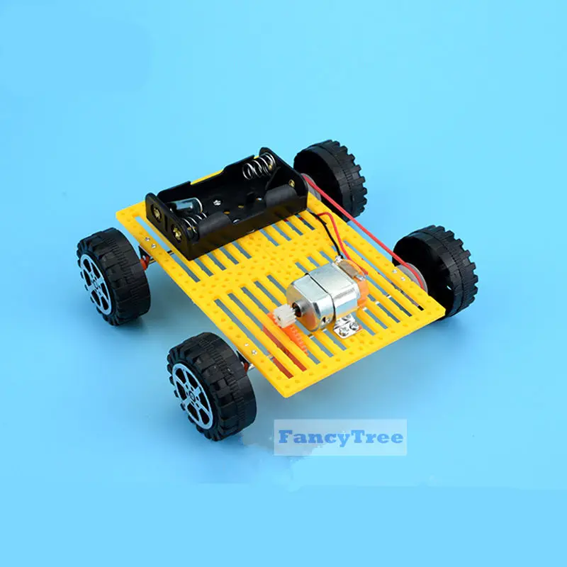 Маленький простой четырехколесный автомобиль diy kit показывает привод и шкив