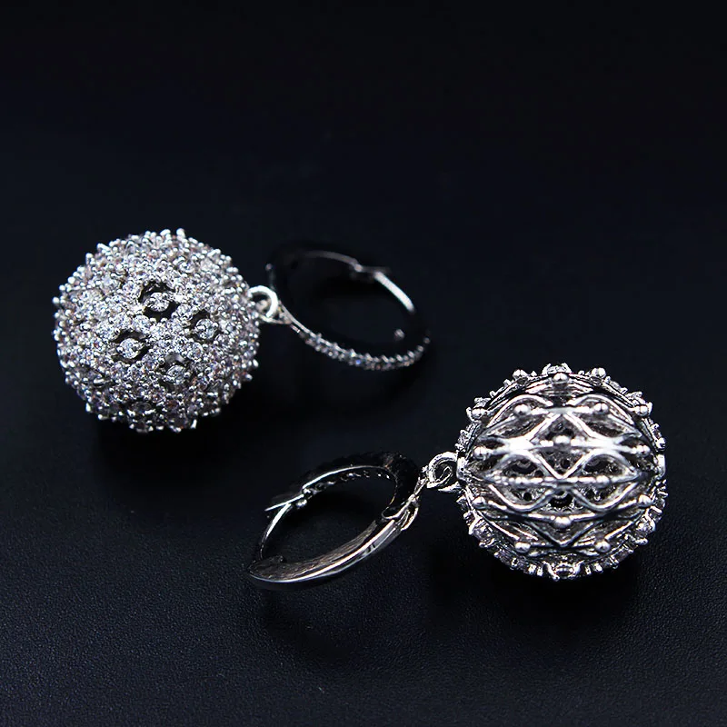 Женские серьги белого и золотого цвета с блестящими вырезами украшенные