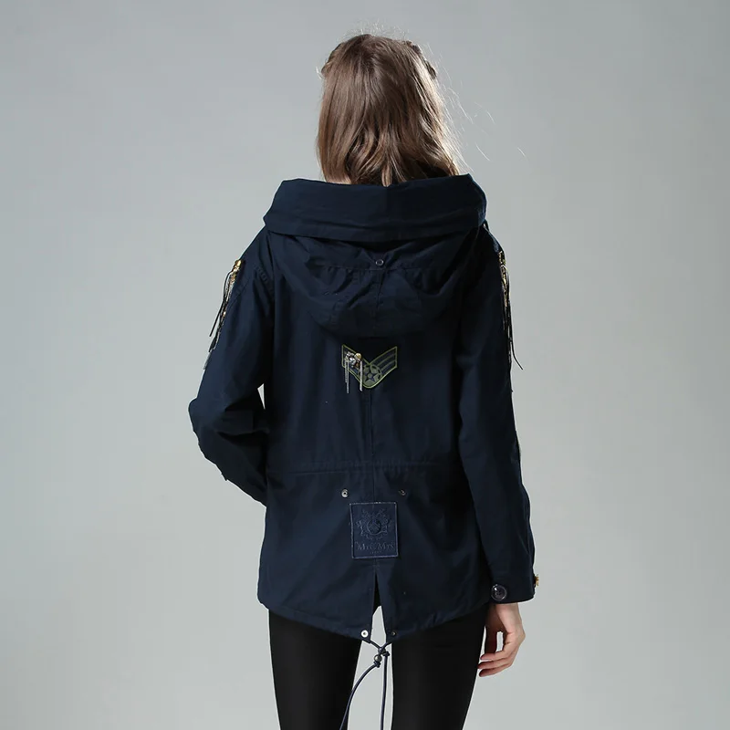 Куртка-бомбер женская с вышивкой элегантный пиджак на завязках цепочками и