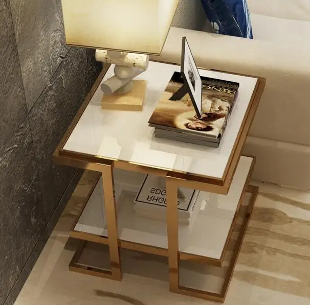 Простой современный диван угол. Металлический многослойный стол с белыми краями