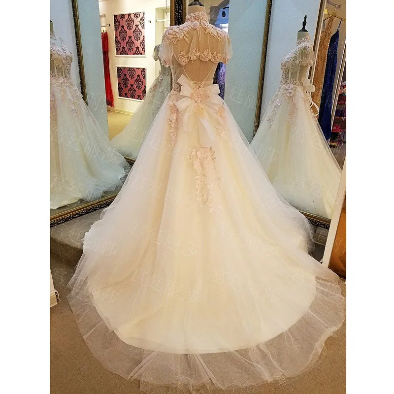 Настоящая фотография свадебное платье трапециевидной формы с высоким воротом и