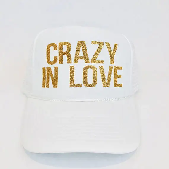 Индивидуальный дизайн: сетчатый головной убор для подружки невесты с надписью just