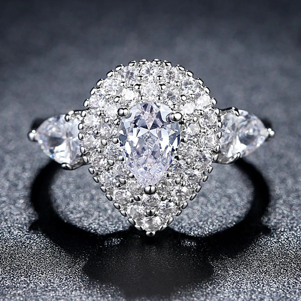 Женское кольцо с кубическим цирконием белого цвета подвеской в форме сердца