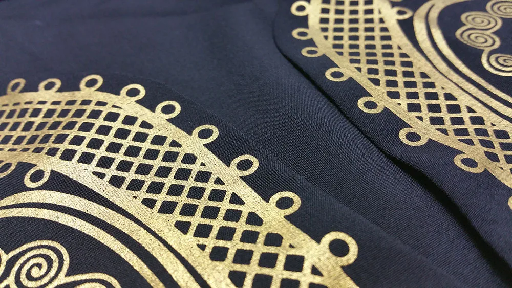 Мужская блузка золотого цвета с цветочным принтом и воротником в классическом