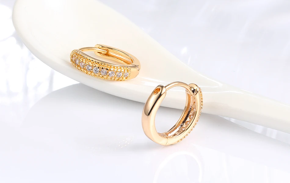 ORSA JEWELS, женские серьги-кольца золотистого цвета, покрытые AAA прозрачным кубическим цирконием, роскошные женские маленькие серьги, модные женские ювелирные изделия OME44