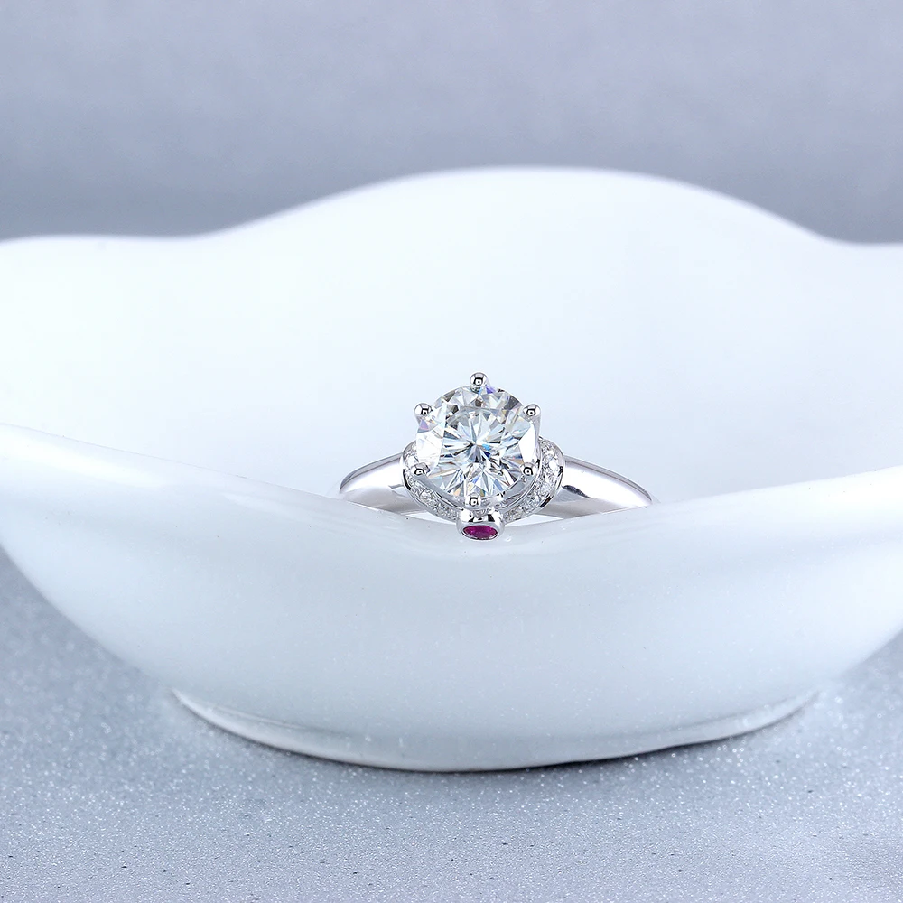 DovEggs 18K 750 White Gold 1ct Diameter 6.5mm F Color Lab Grown Moissanite Engagement Ring With and Ruby Accents | Украшения и