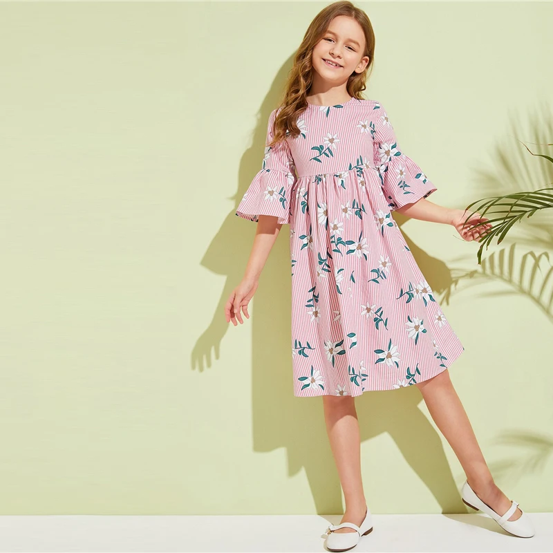 SHEIN для малышей с цветочным принтом и в полоску с оборками праздничное симпатичное летнее платье для девочек Лето Половина рукава с высокой талией в стиле бохо пляжные платья-туники