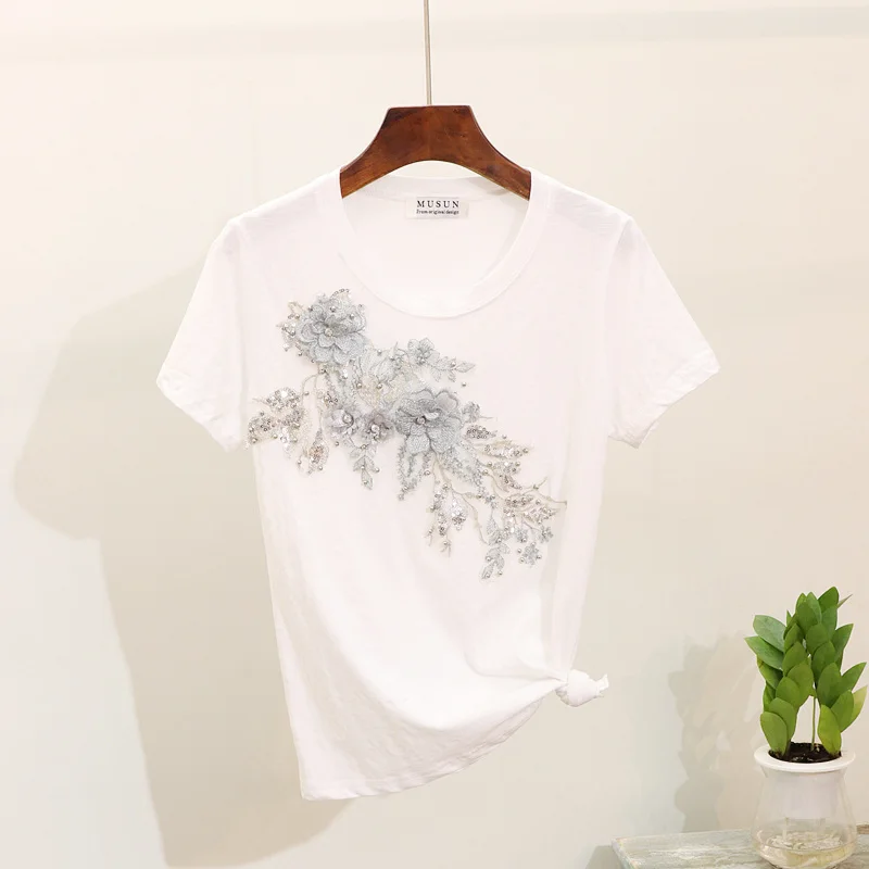 Женский комплект из двух предметов: футболка с короткими рукавами и вышитыми