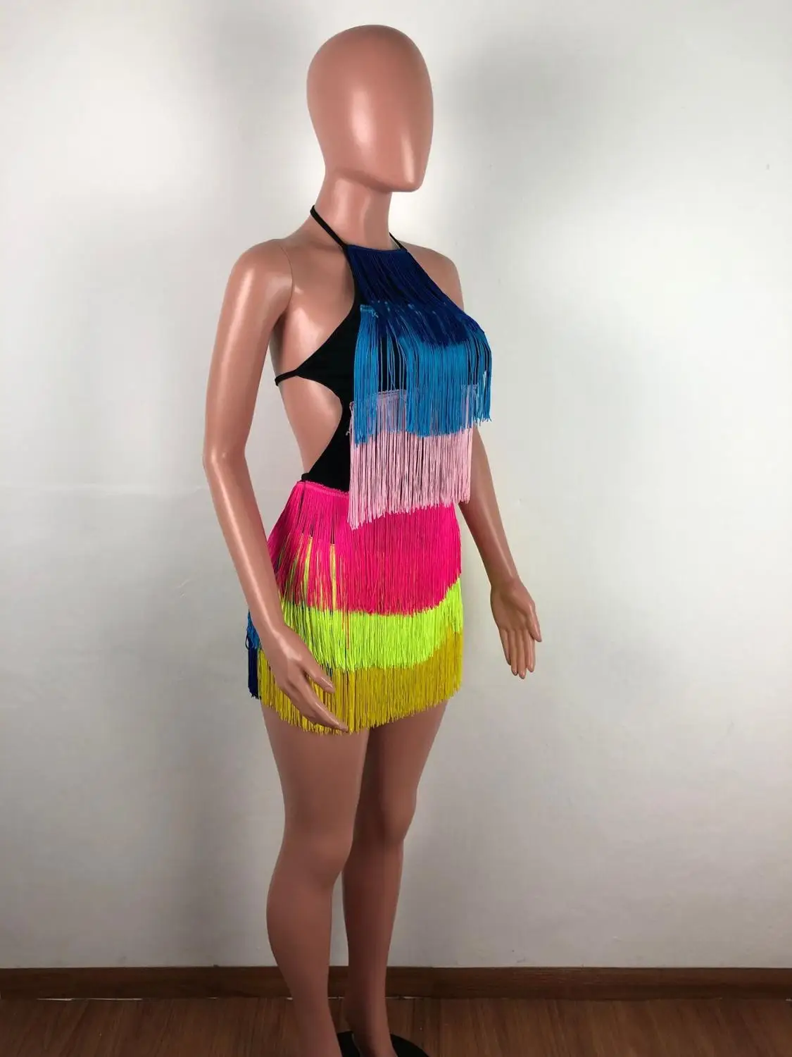 Женский комбинезон с лямкой на шее каскадными кисточками и открытой