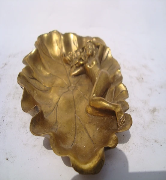 The price of a large copper ashtray is beautiful lotus leaf dual-purpose craft ornaments |