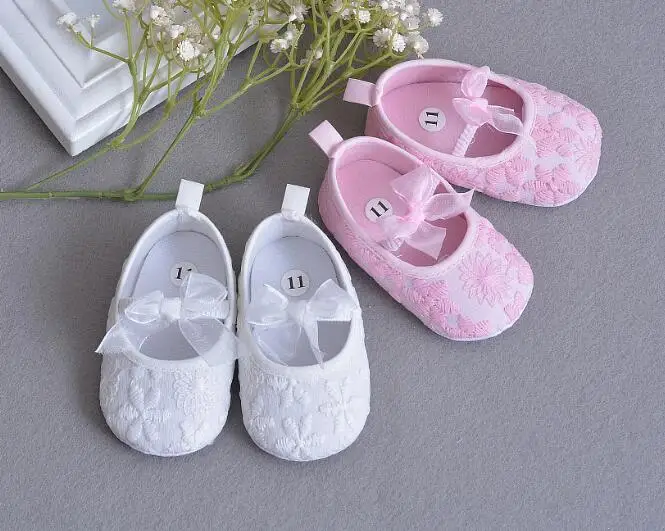 

exquisite New Born Baby Shoes embroidered lace upper fashion girl shoes Infant Anti-slip for 0-3M bebes reborn baby girl doll