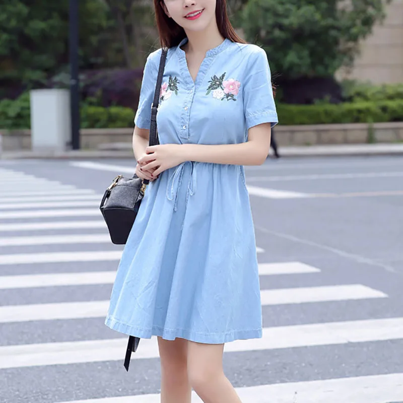 Светло голубое джинсовое платье с коротким рукавом и вышивкой короткое