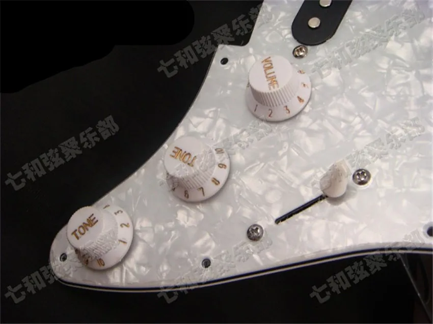 Белая жемчужная предварительно загруженная электрогитара с царапинами