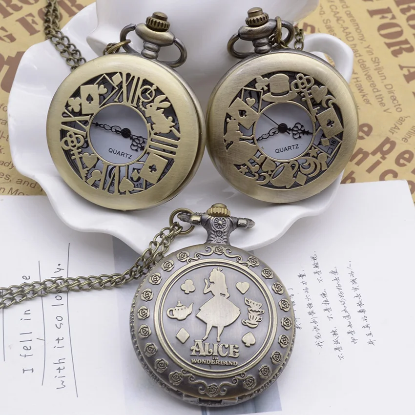 Часы алиса отзывы. Карманные часы Алиса в стране чудес. Алиса с часами серая. Алиса мини с часами. Алиса с часами Размеры.