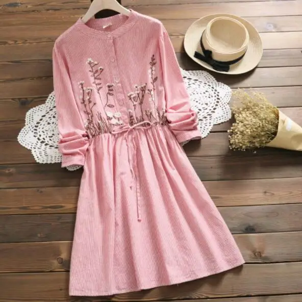 Женское осеннее платье в полоску с цветочной вышивкой японском стиле Mori