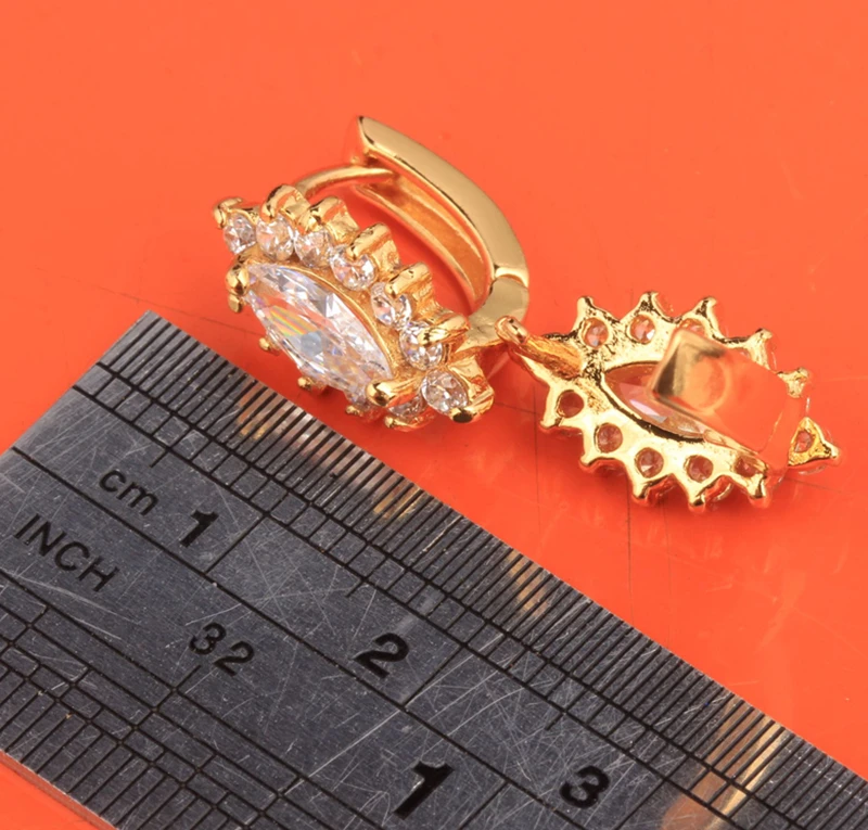 Харизматические серьги-кольца Huggie с белым цирконом и золотым наполнителем S5035 |