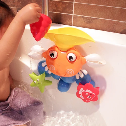 Дети играют в воде детская игрушка для младенцев с изображением персонажей из