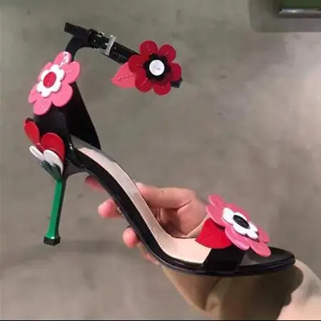 

Летняя женская обувь; коллекция 2017 года; пикантные босоножки на высоком каблуке; женские Босоножки с открытым носком, украшенные красными цветами; обувь суперзвезды с ремешком на щиколотке