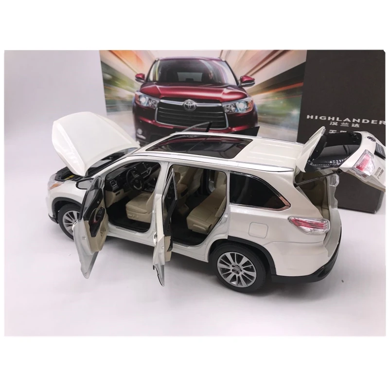 1:18 Toyota Highlander 2015 литая модель автомобиля SUV белого цвета |