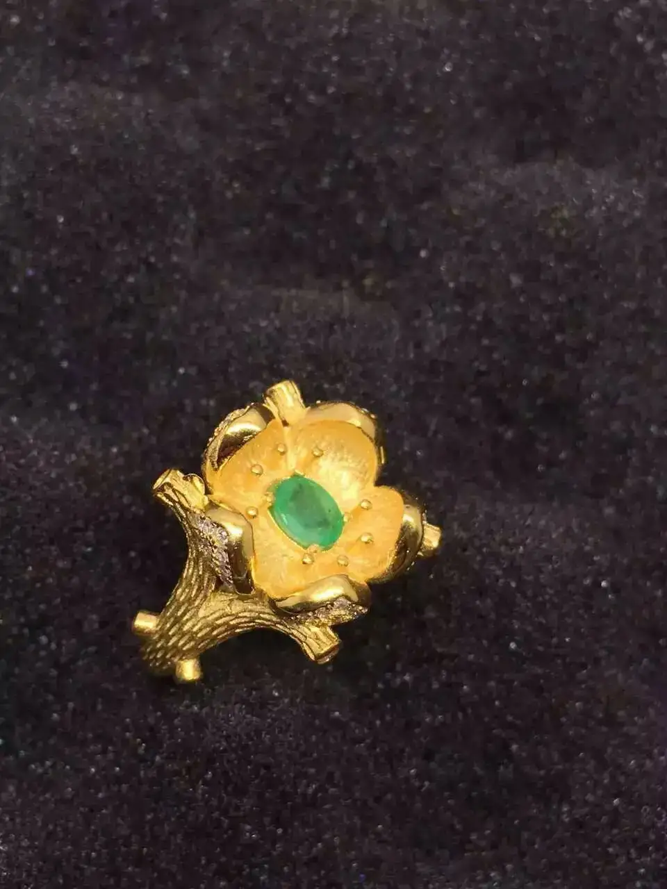 Женское кольцо с натуральным зеленым изумрудом из серебра 925 пробы вечерние