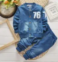 light blue Новинка года, весенний комплект для маленьких мальчиков, джинсовый топ с v-образным вырезом и буквенным принтом и карманами+ штаны, одежда для мальчиков из 2 предметов модный спортивный костюм для маленьких мальчиков - Цвет: light blue